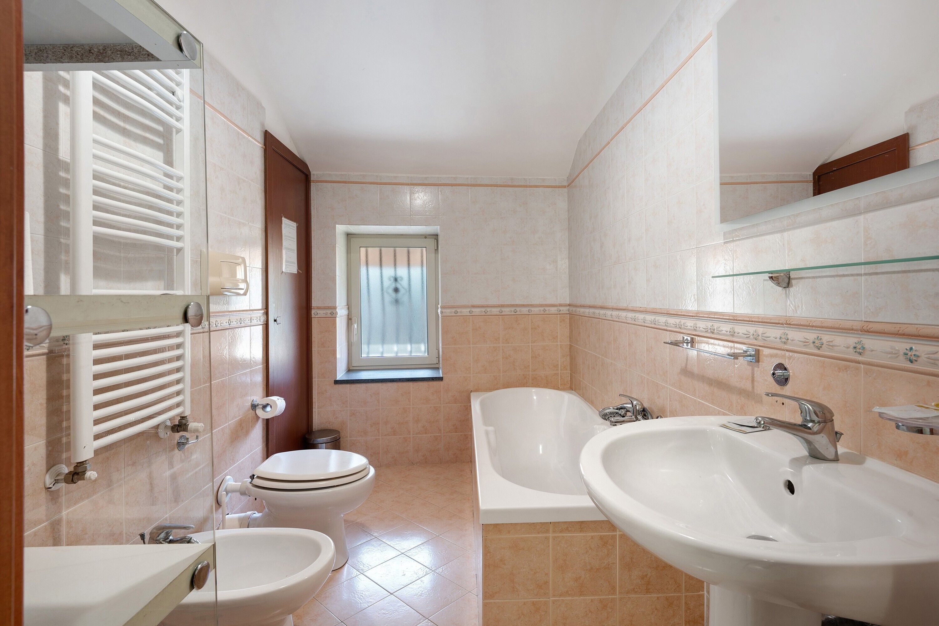 Douche, sèche-cheveux, serviettes fournies