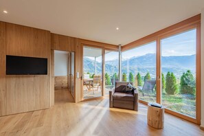 Fernseher, Tischtennisplatte