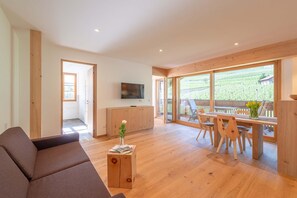 TV, tavolo da ping pong