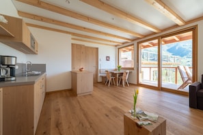 Eine moderne Küche mit Holzausstattung und einem Essbereich mit Tisch und Stühlen.