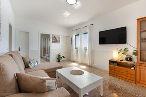 TV - Vacation Home 'Buganvilla' with Sea View and Wi-Fi (Pájara)