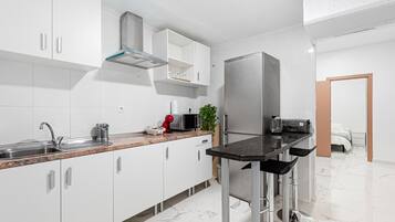 Een koelkast, een magnetron, een kookplaat