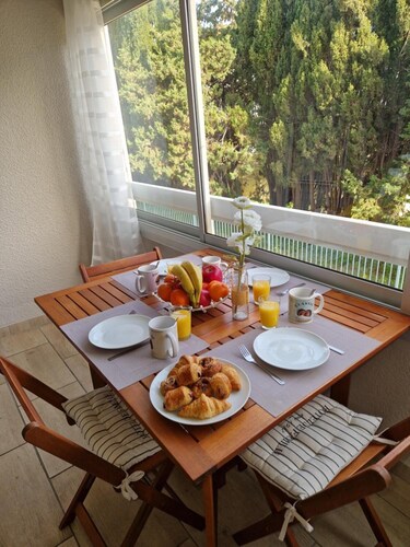 Studio 'Sanary Sur Mer, Soleil Et Douceur I' with Private Terrace, Wi-Fi and Air Conditioning
