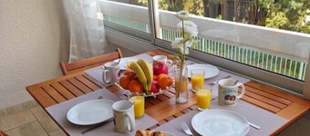 Studio 'Sanary Sur Mer, Soleil Et Douceur I' with Private Terrace, Wi-Fi and Air Conditioning
