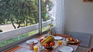 تناول الطعام بالخارج