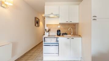 Cafetera/tetera, refrigerador, microondas, placa de cocina