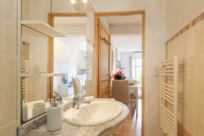 Een douche, een haardroger, handdoeken