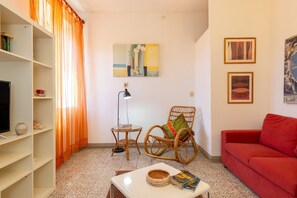 TV - Apartment 'Appartamento Vista Mare' with Sea View, Wi-Fi and Air Conditioning (San Vincenzo)