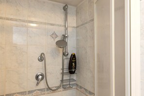Shower, hair dryer, towels - Apartment 'Appartamento Vista Mare' with Sea View, Wi-Fi and Air Conditioning (San Vincenzo)