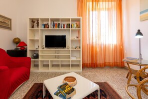 TV - Apartment 'Appartamento Vista Mare' with Sea View, Wi-Fi and Air Conditioning (San Vincenzo)