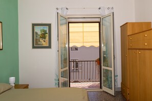 2 bedrooms, free WiFi, bed sheets - Apartment 'Appartamento Vista Mare' with Sea View, Wi-Fi and Air Conditioning (San Vincenzo)