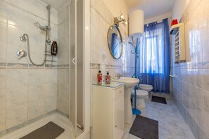 Dusch, hårtork och handdukar