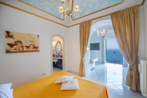 Une chambre d’hôtel avec un lit, une salle de bain avec un miroir et une vue sur l’extérieur.