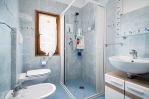 Shower, hair dryer - Holiday Home 'Al Mare Da Mémé' with Sea View, Private Terrace & Air Conditioning (Budoni)