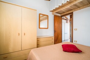 3 bedrooms, iron/ironing board, bed sheets
