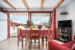 Dining - Holiday Home 'Al Mare Da Mémé' with Sea View, Private Terrace & Air Conditioning (Budoni)