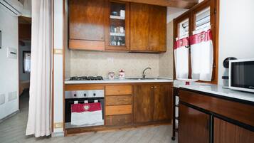 Ovn, kogeplade, kaffe-/temaskine, højstol