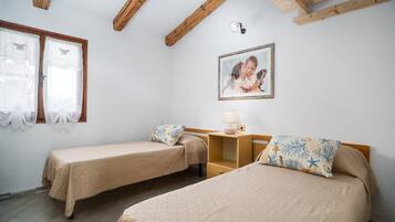 3 bedrooms, iron/ironing board, bed sheets