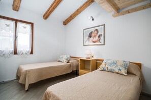 3 bedrooms, iron/ironing board, bed sheets - Holiday Home 'Al Mare Da Mémé' with Sea View, Private Terrace & Air Conditioning (Budoni)