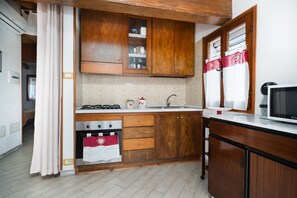 Oven, stovetop, coffee/tea maker, highchair - Holiday Home 'Al Mare Da Mémé' with Sea View, Private Terrace & Air Conditioning (Budoni)