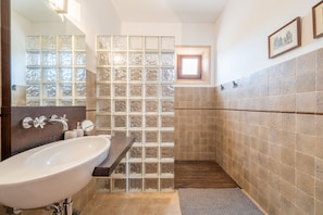 Shower, hair dryer, towels - Rural House 'Can Mayol' in Nature with Private Pool, WiFi & Air Conditioning (Illes Balears)