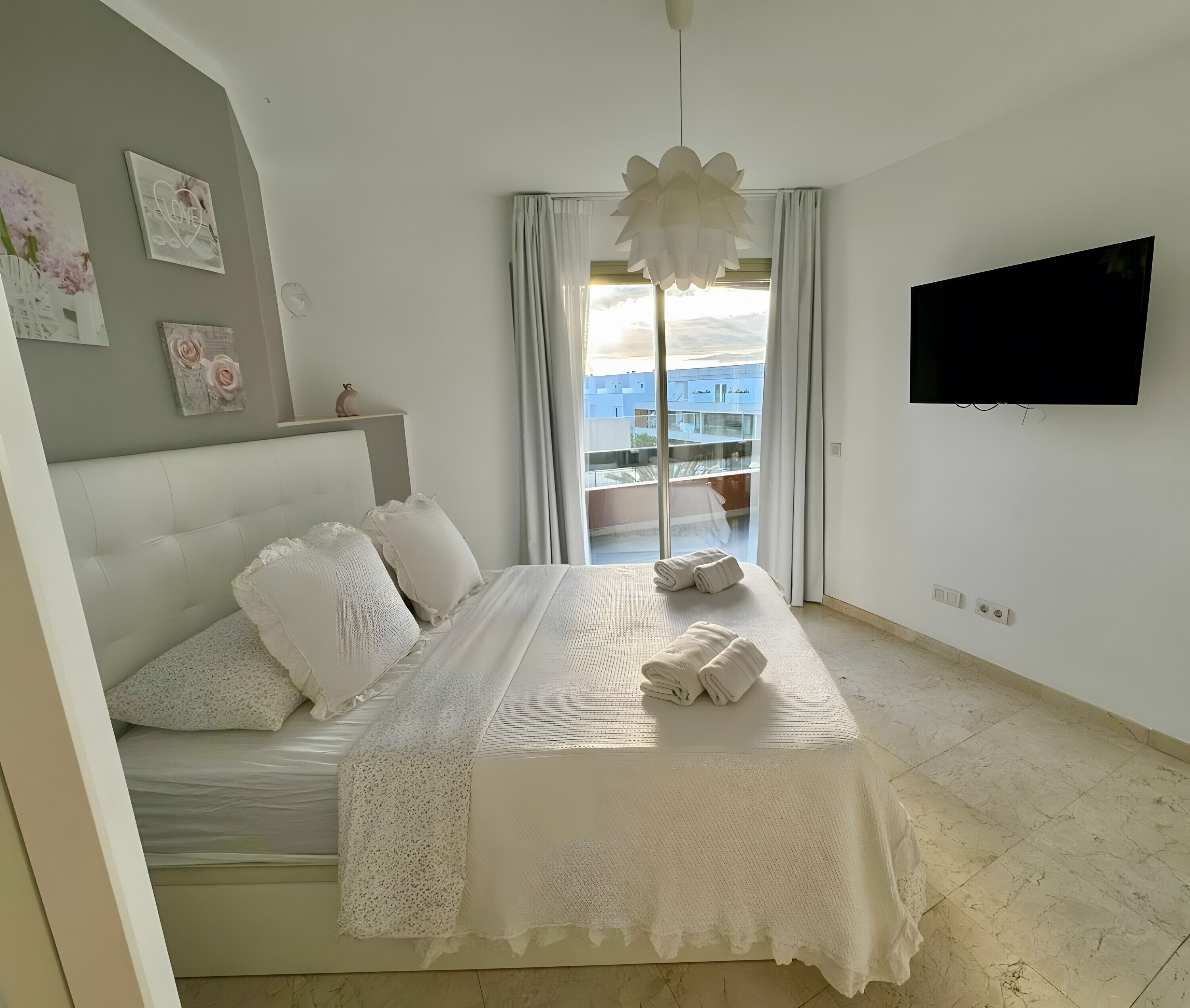 2 slaapkamers, een strijkplank/strijkijzer, gratis wifi, beddengoed