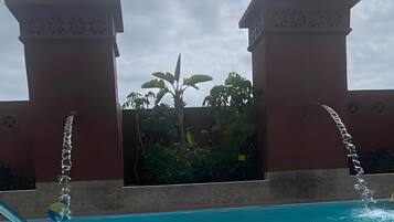 Een verwarmd zwembad