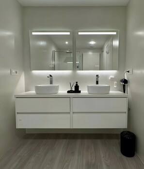 Suihku, hiustenkuivaaja, pyyhkeet