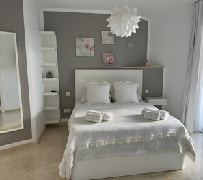 2 makuuhuonetta, silitysrauta/-lauta, ilmainen Wi-Fi, vuodevaatteet