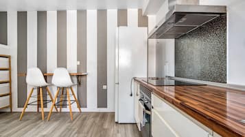 Jääkaappi, mikroaaltouuni, uuni, liesi