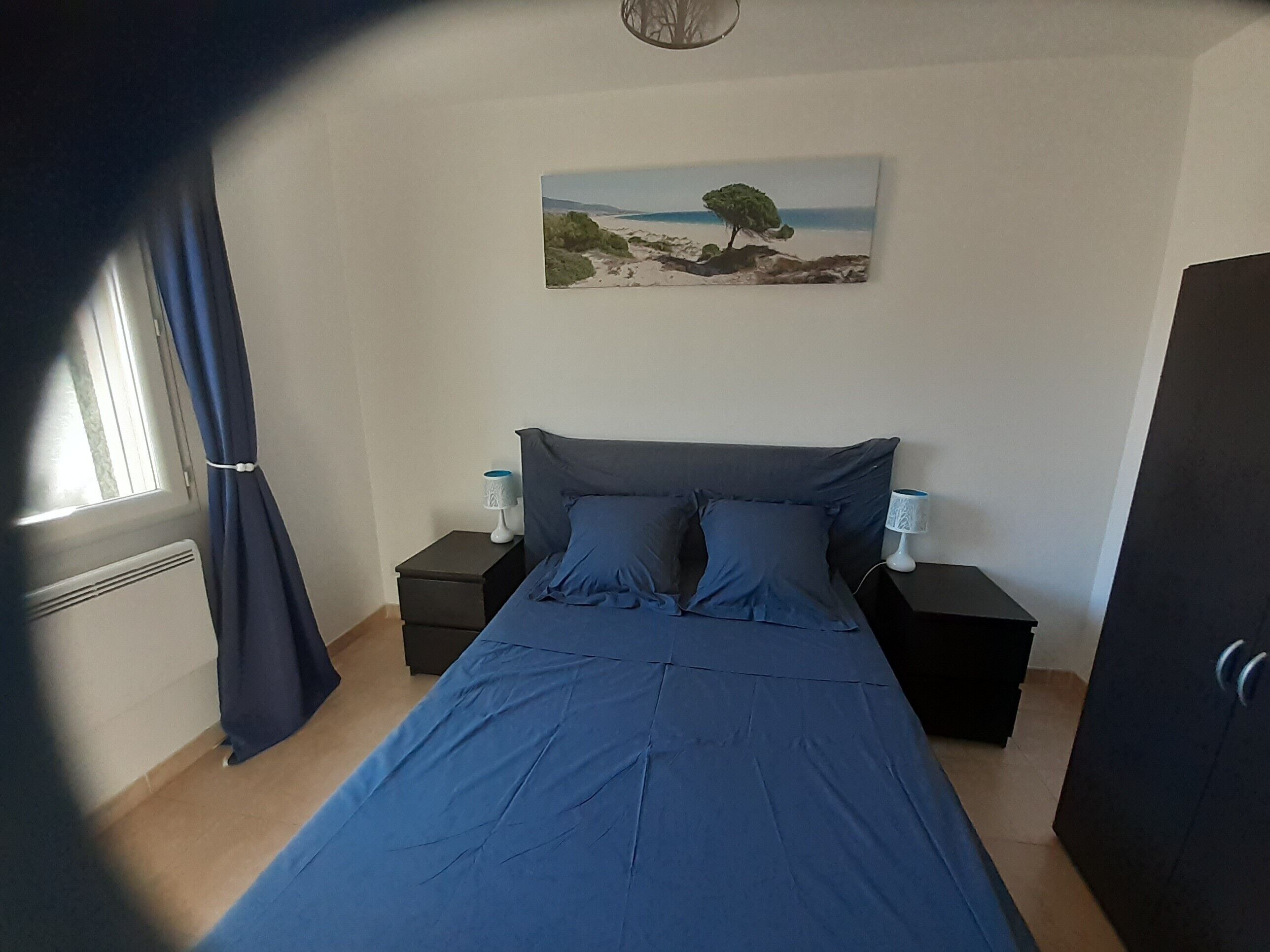 1 habitación, tabla de planchar con plancha, wifi gratis y ropa de cama 