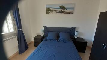 1 habitación, tabla de planchar con plancha, wifi gratis y ropa de cama