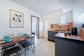 Kühlschrank, Herdplatte, Wasserkocher, Kochgeschirr/Geschirr/Besteck