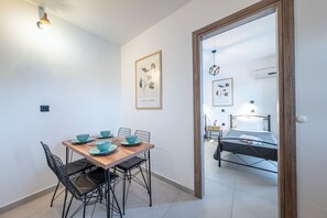 Dining - Apartment 'Superior Aparment Type A' with Private Terrace, Wi-Fi and Air Conditioning (Kavos)