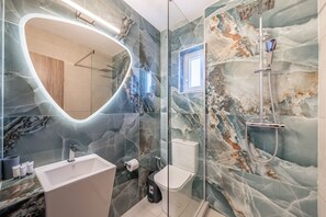 Shower, towels - Apartment 'Superior Aparment Type A' with Private Terrace, Wi-Fi and Air Conditioning (Kavos)