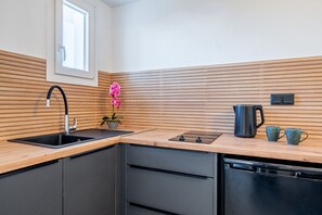 Kühlschrank, Herdplatte, Wasserkocher, Kochgeschirr/Geschirr/Besteck