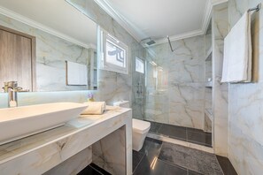 Shower, towels - Apartment 'Superior  Type B' with Shared Terrace, Wi-Fi and Air Conditioning (Kavos)