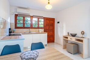 Fridge, stovetop, electric kettle, cookware/dishes/utensils - Apartment 'Superior  Type C' with Shared Terrace, Wi-Fi and Air Conditioning (Kavos)