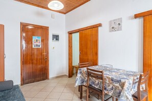 Dining - Apartment 'Quadruple Standard Aparment 1' with Shared Terrace, Wi-Fi and Air Conditioning (Kavos)
