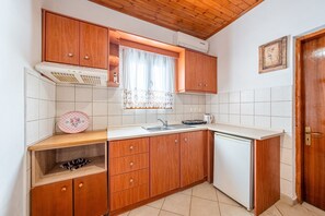Kühlschrank, Herdplatte, Wasserkocher, Kochgeschirr/Geschirr/Besteck