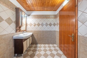Shower, towels - Apartment 'Quadruple Standard Aparment 1' with Shared Terrace, Wi-Fi and Air Conditioning (Kavos)