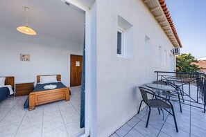 Outdoor dining - Studio Apartment '1 Standard' with Shared Terrace, Wi-Fi and Air Conditioning (Kavos)
