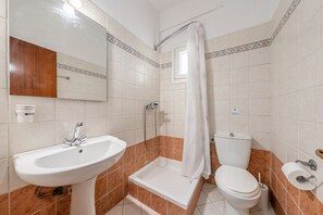 Shower, towels - Studio Apartment '2 Standard' with Shared Terrace, Wi-Fi and Air Conditioning (Kavos)
