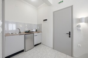 Refrigerador, parrilla de estufa y tetera eléctrica 