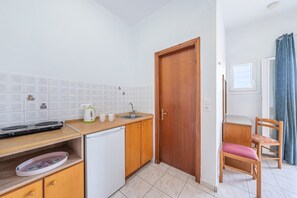 Fridge, stovetop, electric kettle, cookware/dishes/utensils - Studio Apartment '5 Standard' with Shared Terrace, Wi-Fi and Air Conditioning (Kavos)