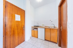 Fridge, stovetop, electric kettle, cookware/dishes/utensils