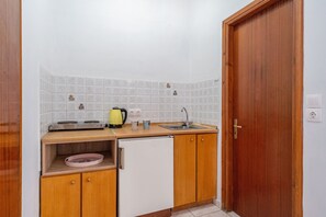 Fridge, stovetop, electric kettle, cookware/dishes/utensils - Studio Apartment '7 Standard' with Shared Terrace, Wi-Fi and Air Conditioning (Kavos)