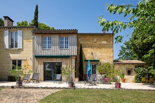 Le Clos de la Capelle – Charm & Comfort in Libourne, Private Garden and Spacious Areas for 8 People