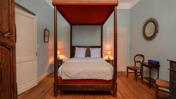 4 bedrooms, iron/ironing board, free WiFi, bed sheets