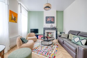 TV - La Demeure de Jeanne – Elegance & Comfort near Toulouse, Perfect for Families or Friends (Cadours)